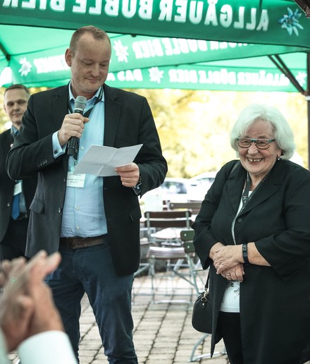 Maximilian Müller-Huck bedankt sich bei Maria Söllner, die seit 29 Jahren zum Team des H+ Hotel Limes Thermen Aalen gehört.
