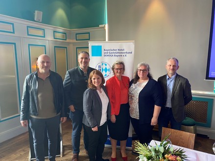 Christian Kienberger, Fachbereichsbeirat, Muk Röhrl, neuer stellvertretender Vorsitzender des Fachbereichs Gastronomie, Michaela Schmitz-Guggenbichler, neue Vorsitzende des Fachbereichs Gastronomie, Angela Inselkammer, Dehoga Bayern-Präsidentin, sowie die Fachbereichsbeiräte Sandra Braun und Josef Stark