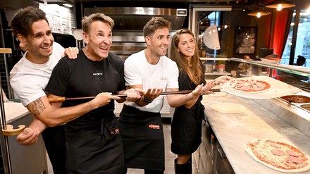 Mark Keller und seine beiden Söhne, sowie Vanessa Mai zeigen die Kollektion