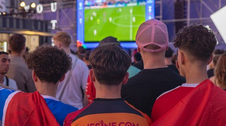 Junge Fußball-Fans in Berlin