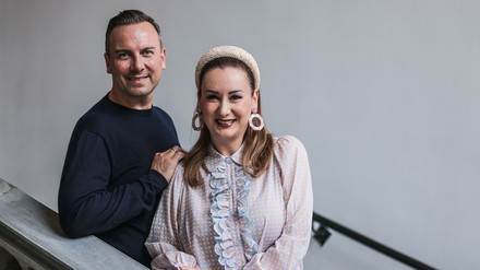 Tim Raue und seiner Frau Katharina stehen in einem Treppenhaus. Der Star-Koch dreht neue Folgen der RTL-Sendung „Raue – Der Restaurantretter“.