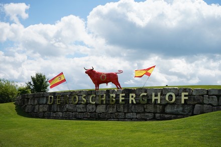 Der rote Stier thronte vor dem Fünf-Sterne-Superior-Resort.