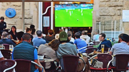 Menschen in einer Gaststätte beim Public Viewing