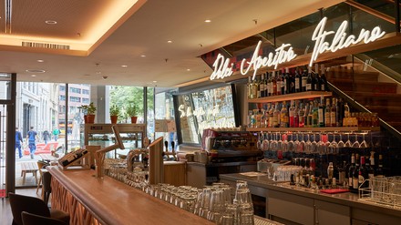 Blick auf die Bar des neu gestalteten Vapianos in Hamburg