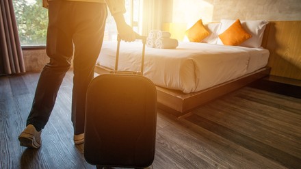 Ein Gast in einem Hotelzimmer