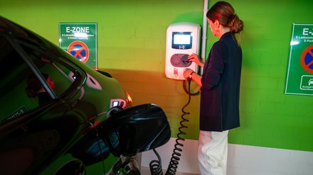 In der Tiefgarage des Maritim Airport Hotel Hannover stehen Gästen neue umweltfreundliche Strom-Tankstellen zur Verfügung.