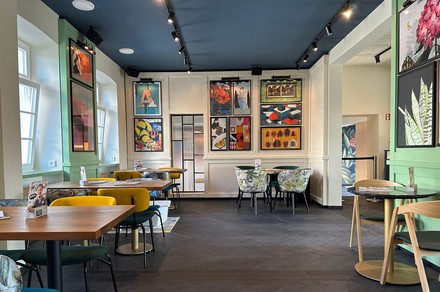 Das „Urban Living“-Interieur-Konzept soll beim Gast ein Gefühl von urbanem Flair, Lässigkeit, Entspanntheit und Willkommenskultur schaffen.