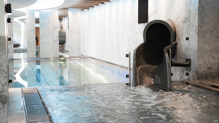 Indoor-Pool in der Wasserwelt des Alpin Spa