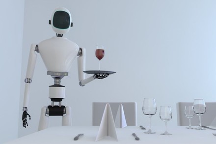 Ein Roboter steht mit einem Tablett und einem Glas Wein vor einem gedeckten Tisch