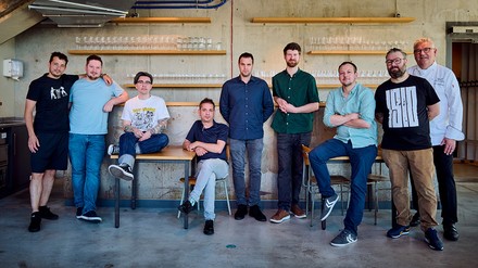 Die Gastgeber von „Hamburgs Sterne“ (v. l .): Maurizio Oster (Zeik), Stefan Fäth (Jellyfish), Kevin Bürmann (Haebel), Matteo Ferrantino (bianc), Julian Stowasser (Lakeside), Eike Iken (Petit Amour), Alexander Mayer (Atlantic Restaurant), André Stolle (The Lisbeth),Heinz O. Wehmann (Landhaus Scherrer), ( Thomas Imbusch, Restaurant 100/200, fehlt auf dem Foto)