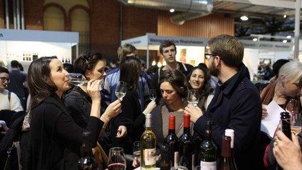 Viele Personen tummeln sich um einen Messestand bei der WEINmesse