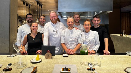 Ricky Saward (Vierter von links) gab im Restaurant Tisane wertvolle Einblicke in die vegane Sterneküche.