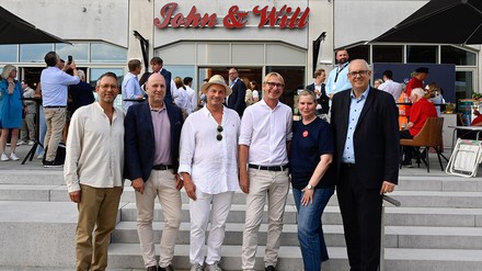 V. l.: Peter Liokouras, International Expansion Manager Guldsmeden Hotels; Oliver Rau, Geschäftsführer WFB Wirtschaftsförderung Bremen GmbH für Marketing und Tourismus; Marc Weinert, Eigentümer Guldsmeden Hotels; Dr. Klaus Meier, Eigentümer und Projektentwickler; Babette Kierchhoff, Geschäftsführerin John & Will Betriebsgesellschaft mbH; Bürgermeister Andreas Bovenschulte