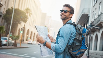 Mann mit Stadtkarte
