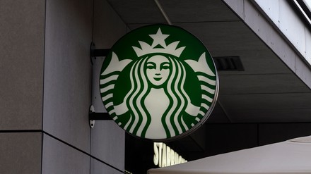 Logo von Starbucks an Hauswand