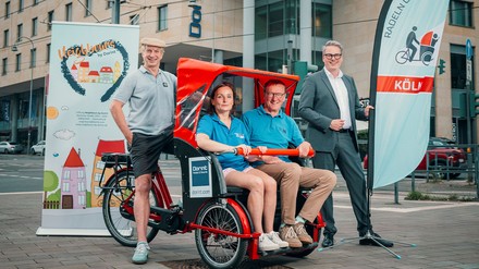 Ingolf Lück (Comedian und Stiftungsrat der „Neighbours by Dorint“ Stiftung), Barbara Brzozka („Radeln ohne Alter Köln e.V.“), Axel Friese (Vorstand „Radeln ohne Alter Köln e.V.“)  und Mirko Kaiser (Dorint Regionaldirektor Mirko Kaiser)