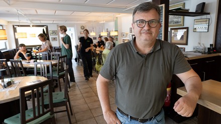 Stefan Münzer, 1. Vorsitzender der Genossenschaft, steht im Gastraum der „Volkswirtschaft“ in Schlangenbad-Bärstadt im Taunus.