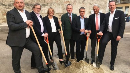 Marijan Galic, Gerhard Zehethofer, Iris Welteke, Franz Helbich, Leopold Sandler, Hans Herzog und Andreas von Reitzenstein beim Spatenstich zu den Bauarbeiten des H2 Hotels Budapest