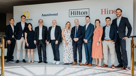 Die Teams von Hilton, Hines und Commerz Real
