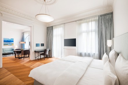 Jedes Zimmer sowie jede Suite sind mit einem extragroßen Bett ausgestattet.