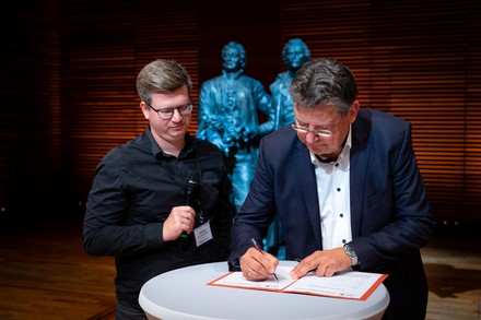 Reinhard Meyer und Stefan Kollasch bei der Unterzeichnung der Kooperationsvereinbarung