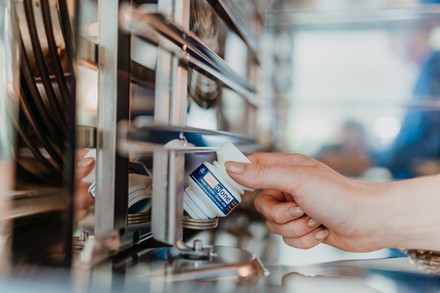 two-in-one Kartusche mit Reiniger und Klarspüler