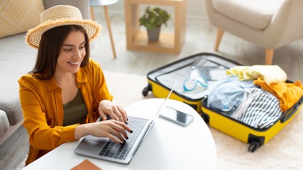 Frau bucht ihre Urlaubsreise