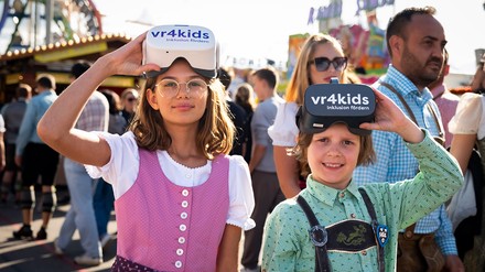 Leah und Felix beim Dreh zu vr4kids-Oktoberfest
