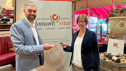 Bärbel Backhaus vom Verein Donum vitae Krefeld und Hoteldirektor Bart Vaessen