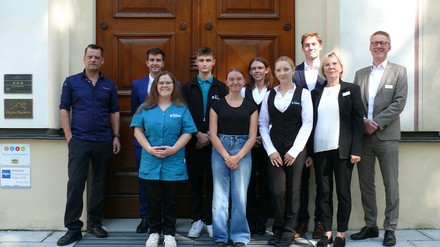 Chefkoch Arne Rinas und Tagungskoordinator Mario Arnold mit den Auszubildenden Ivette Stahl, Julian Kiderle, Laura Lang, Annika Gubo, Franka Zurek und Maximilian Steck sowie Restaurantleiterin Christiane Breidenbach und Werkleiter Dr. Stefan Raueiser (v.l.n.r.)