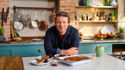 Jamie Oliver in einer Küche mit Menü