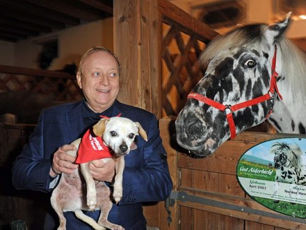 Alfons Schuhbeck mit Hund und Pferd