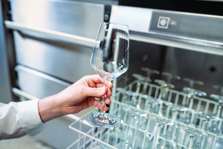 Glas wird auch einer Spülmaschine geholt