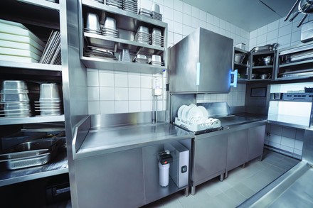 Profi-Küche mit wenig freiem Raum