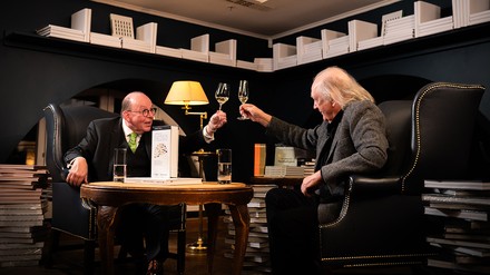 Denis Scheck (links) im Gespräch mit dem F.A.Z.-Gourmetkolumnist Jürgen Dollase während des ersten Steigenberger Buchsalons
