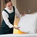 Zimmermädchen macht das Bett