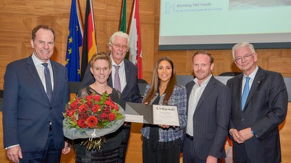 Oberbürgermeister Dr. Stephan Keller, Prof. Dr. Kathrin Thedieck (Preisträgerin), Hans-Joachim Driessen (Vorstand der Klüh Stiftung), Ahlem Sehili-Klüh (Mitglied des Klüh-Beirates), Marc Welters (Manager bei Klüh Security, Enkel des Inhabers Josef Klüh), Prof. Roland Koch (ehem. Hessischer Ministerpräsident und Schirmherr über den Tuberöse Sklerose Deutschland e. V.)
