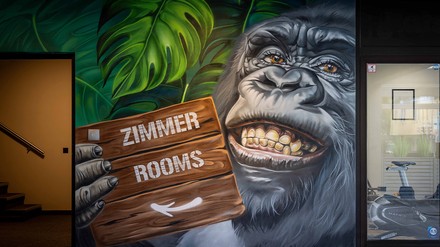 Gorilla mit einem Schild in der Hand