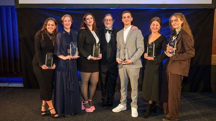 Die Sieger des Wettbewerbs gemeinsam auf der Bühne