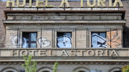 Das heruntergekommene Hotel Astroria von außen