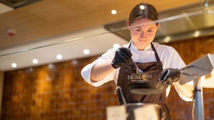 Die Job-Entdecker-Tour der „Sterne im Sauerland“ eröffnet u.a. Einblicke in die Arbeit der Küchen-Teams.