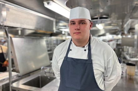 : "37°: Hochleistung am Herd - Zwischen Sterne- und Suppenküche": Quentin steht in einer großen Profiküche.