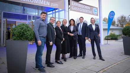 v.l.n.r. die Mitglieder des Dehoga Bayern: Christopher Riemensperger (Schatzmeister), Andreas Brunner (2. Vizepräsident), Michaela Schmitz-Guggenbichler (Vorsitzende des Fachbereichs Gastronomie), Angela Inselkammer (Präsidentin), Tourismusministerin Michaela Kaniber, Dr. Thomas Geppert (Geschäftsführer), Thomas Förster (1.Vizepräsident).