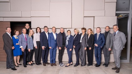Mitglieder des neu gewählten Vorstandes und Beirates des IHA, von rechts nach links: Otto Lindner, Alexander Winter, Erik Florvaag, Alexandra von Oven-Batsch, Sabine Möller, Julia Rübsamen, Dr. Kirsten Moser, Fabian Engels, Dr. Robert Stolze, Marcus Smola, Anne Wahl-Pozeg, Julia Barth, Friedrich W. Niemann, Simeon Schad, Dr. Monika Gommolla.