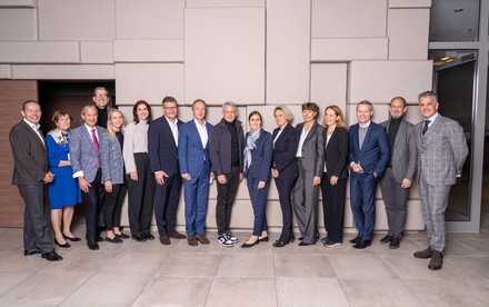 Mitglieder des neu gewählten Vorstandes und Beirates des IHA, von rechts nach links: Otto Lindner, Alexander Winter, Erik Florvaag, Alexandra von Oven-Batsch, Sabine Möller, Julia Rübsamen, Dr. Kirsten Moser, Fabian Engels, Dr. Robert Stolze, Marcus Smola, Anne Wahl-Pozeg, Julia Barth, Friedrich W. Niemann, Simeon Schad, Dr. Monika Gommolla.