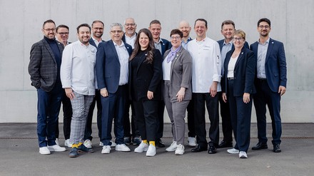 Die Mitglieder des neuen Zentralvorstands (v. l.): Adrian Dähler, Karl Suter, Pirmin Corradini, Raphael Herzog, Christoph Muggli, Jean-Claude Bazzi, Arlette Scheidegger, Pascal Trottmann, Piera Dalla Via, Peter Amrein, Thomas Nussbaumer, Felix Iseli, Esther Lüscher und Caner Sevil. Nicht auf dem Bild sind Nicole Marty und Lindsay Smith.
