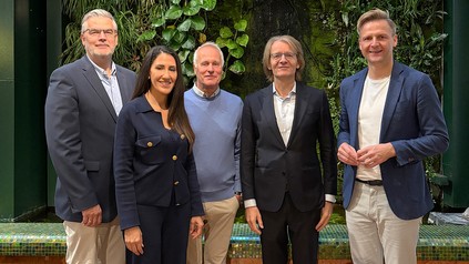 Die DZG-Vizepräsidenten Frank Daemen, Homeira Amiri und Achim Meyer auf der Heyde sowie Denkfabrik-Präsident Gerhard Bruder und Vorstandssprecher Dr. Marcel Klinge