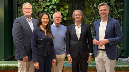 Die DZG-Vizepräsidenten Frank Daemen, Homeira Amiri und Achim Meyer auf der Heyde sowie Denkfabrik-Präsident Gerhard Bruder und Vorstandssprecher Dr. Marcel Klinge