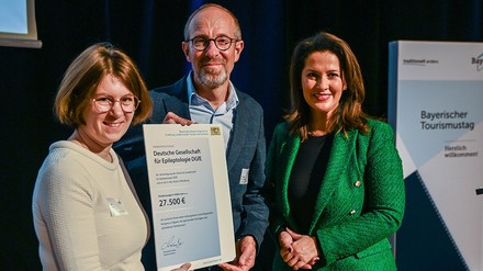 Julia Heyer (Kongressagentur Conventus), Dr. Jürgen Böhner (Deutsche Gesellschaft für Epileptologie) und Staatsministerin Michaela Kaniber