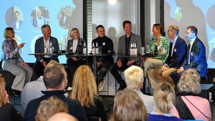 Diskussionsrunde v.l.n.r: Carolin Brauer (QR), Kai Gehrmann (Steigenberger Hotel GmbH), Anett Strobel (First Inn Zwickau), Stephan Hein (Hotel Telegraphenamt), Tobias Wernecke (IHA), Corinna Döpken (Expertin Business Travel & Mobility), Jochen Rathei (DER Business Solutions), Frieder Olfe (TUI).